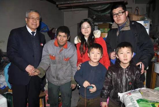 卓达杨卓舒总裁向地下车库双胞胎兄弟捐款5万