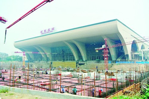 “石家庄站”的站房很显眼 南段预计10月底封顶