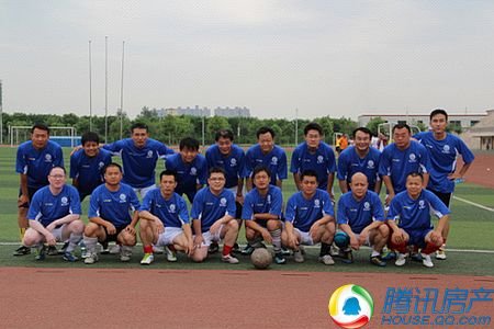 激情六月共享精彩 华山地产足球队正式成立