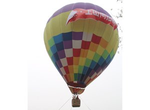 客户乘坐热气球观看上山间全景