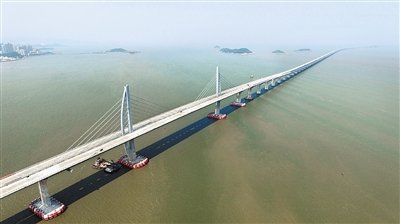 全球最长跨海大桥港珠澳大桥主体贯通