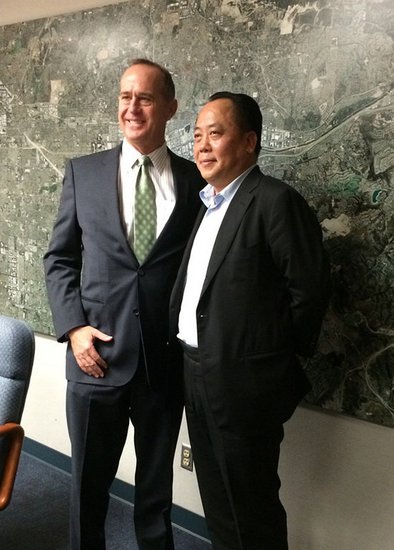 集团董事局主席杨龙飞先生与阿纳海姆市市长合影