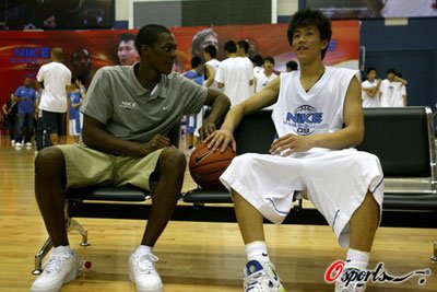 组图:隆多小布当麻辣教师 指点球员憨态可掬_