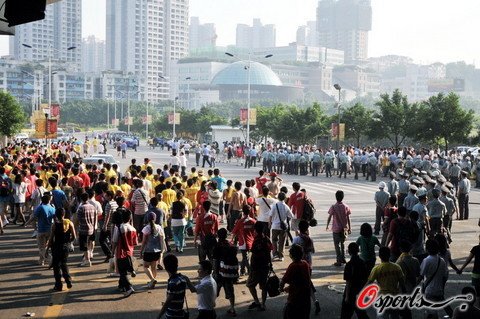 组图:中超球迷场外滋事斗殴惊动武警_图片站
