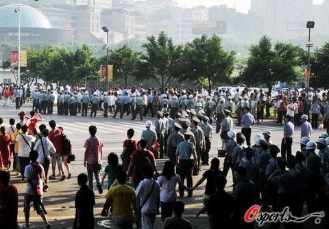组图:中超球迷场外滋事斗殴惊动武警_图片站