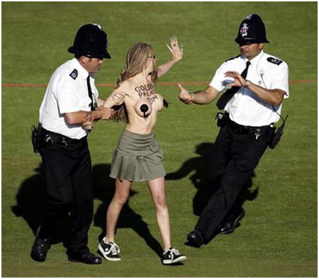 体坛17大搞笑裸奔 猛男摆艺术造型裸女求合影