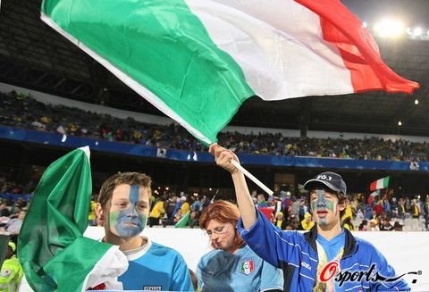 图文:意大利vs巴西 意大利国旗招展_精彩图片