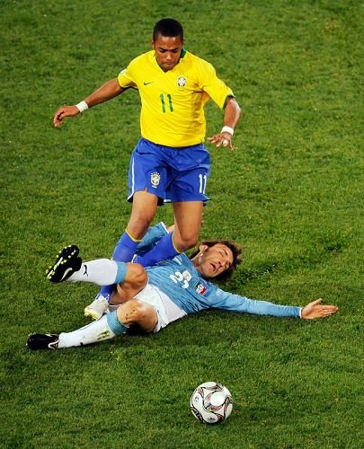 图文:意大利vs巴西 皮尔洛也难防罗比_精彩图片
