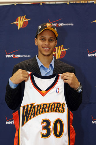 组图:勇士召开新秀见面会 库里秀30号球衣_NB