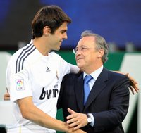 组图:卡卡展示中文版球衣 日版阿拉伯版啥样_