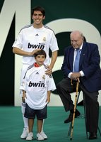 组图:卡卡展示中文版球衣 日版阿拉伯版啥样_