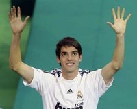 组图:卡卡展示中文版球衣 日版阿拉伯版啥样_