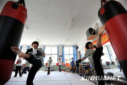 组图:女生做安全秘书 必修散打<em>跆拳道</em>_美女花