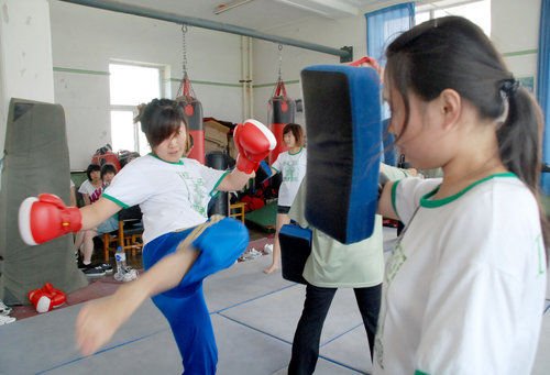 组图:女生做安全<em>秘书</em> 必修散打跆拳道_<em>美女</em>花
