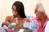 组图:雷诺老板海边度假 爱妻当众脱<em>胸衣被拍</em>_