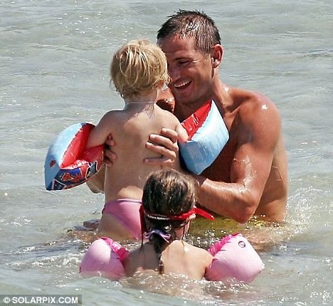 组图:<em>兰帕德</em>带<em>女儿</em>海边度假 尽显铁汉柔情_八