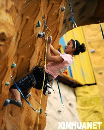 组图:中国攀岩美女挑战海拔3700米岩壁_其他