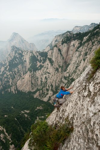 组图:英国攀岩选手成为登顶华山西峰第一人_其