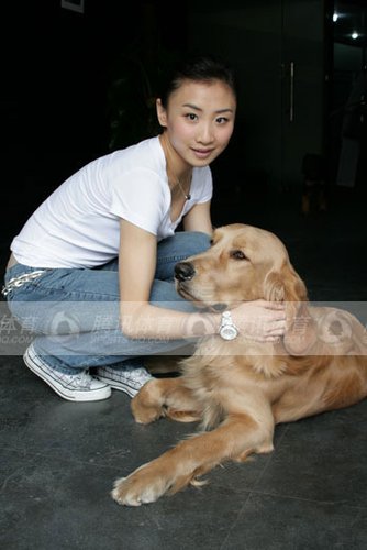 组图:蹦床公主何雯娜蘑菇头造型首曝光