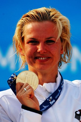 :德国泳坛丽人当众宽衣 解脱泳衣<em>束缚_美女</em>花