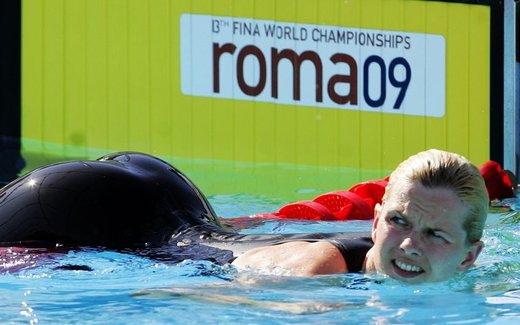 :德国泳坛丽人当众宽衣 解脱泳衣<em>束缚_美女</em>花