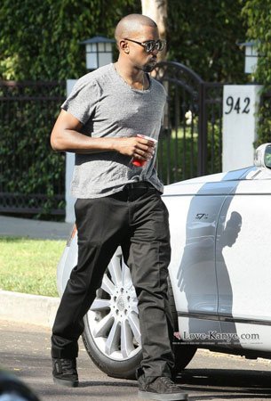 名人鞋秀:坎耶·韦斯特穿上自己设计的LV_名