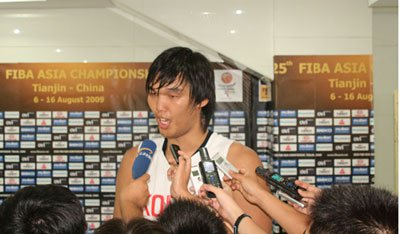 河升镇人气爆棚仍谦虚:最强中锋是易建联!_沈