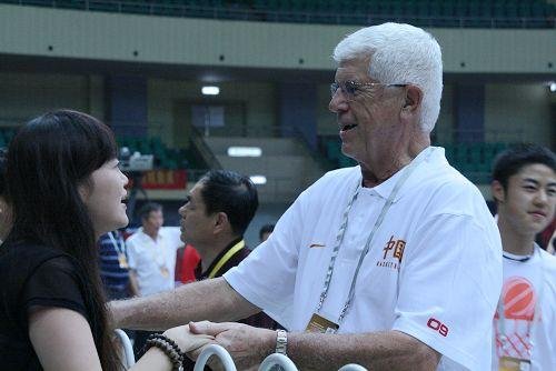 组图:中国男篮首任外籍教练哈里斯现身球场_亚