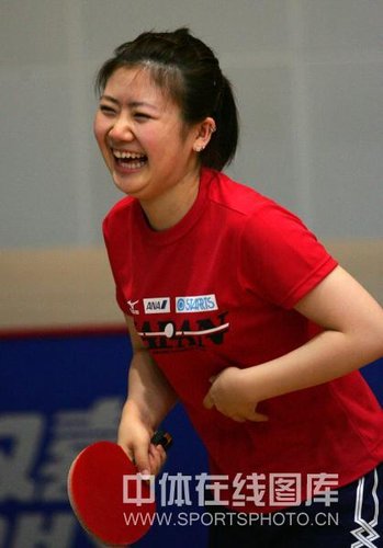 09中国乒乓球公开赛 福原爱赛前轻松训练(图)_