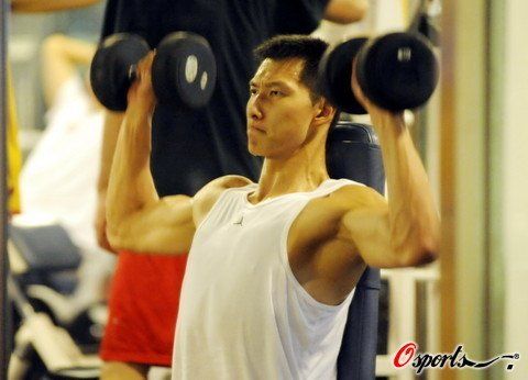 组图:阿联秀全套力量训练 肌肉线条已臻完美