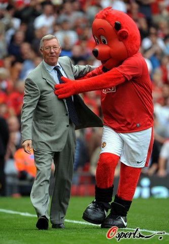 图文-曼联vs伯明翰 老爵爷惨遭吉祥物调戏_英