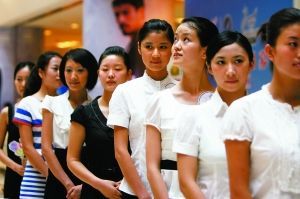 北京百里挑一选亚运<em>空姐</em> 查<em>学历</em>量身高(组图)_