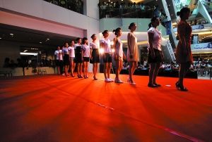 北京百里挑一选亚运<em>空姐</em> 查<em>学历</em>量身高(组图)_