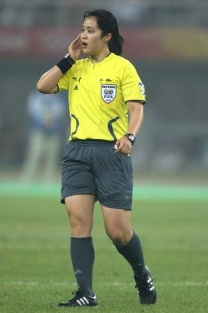 韩美女裁判立志女足世界杯 会说中英日语(图)_