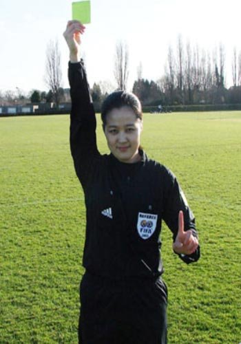 韩美女裁判立志女足世界杯 会说中英日语(图)_