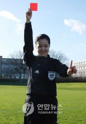 韩美女裁判立志女足世界杯 会说中英日语(图)_