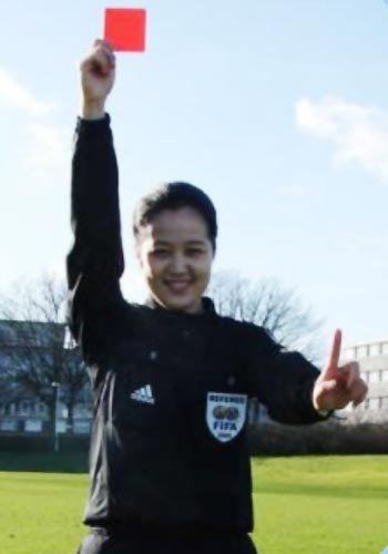 韩美女裁判立志女足世界杯 会说中英日语(图)_