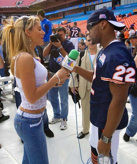 组图:墨西哥性感体育主播依内斯身材惹火_美女