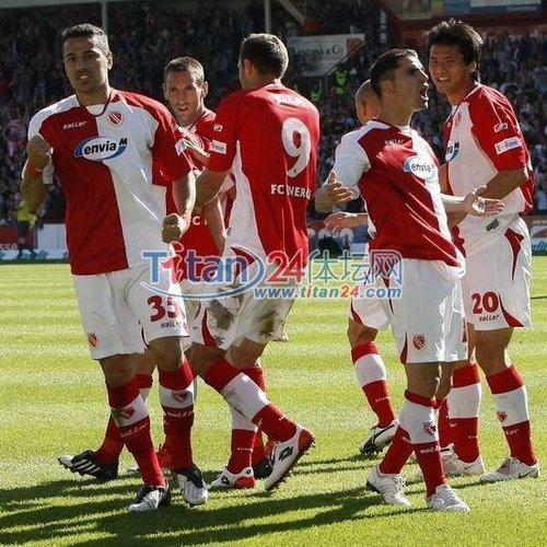 邵佳一留洋进球回顾-任意球绝技 曾连续破门_