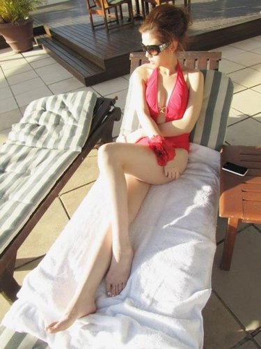 组图: 汪嵩女友背香奈儿奢包现身看台_美女花