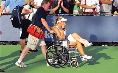 女单赛场发生意外 德国美女重伤被轮椅推出场