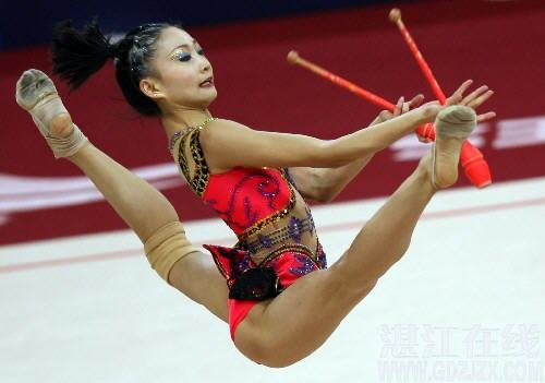 中国艺体美女惊艳日本 黑衣舞带尽显性感(图)_