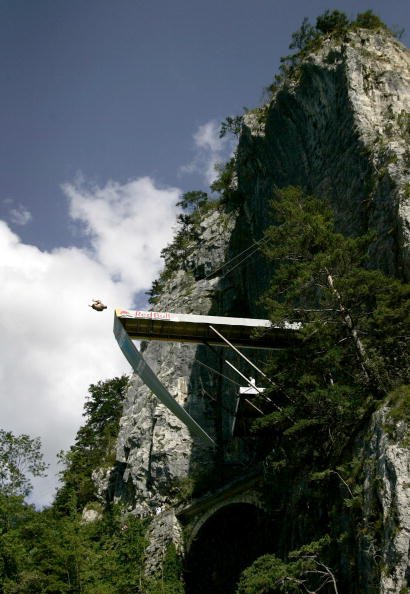 组图:瑞士悬崖跳水 超人挑战高空极限_八卦绯