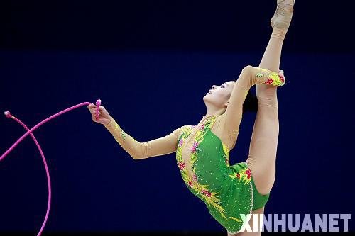 组图:艺术体操世锦赛 中国体操姑娘柔若无骨_