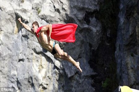 组图:世界跳崖比赛男子超人造型雷人
