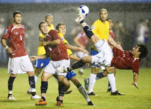 巴西进球模仿秀 妖男学卡卡野兽仿劳尔