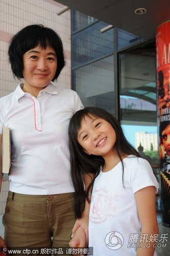 组图:林妙可大小粉丝<em>通吃</em> 依偎<em>妈妈</em>显乖巧_其