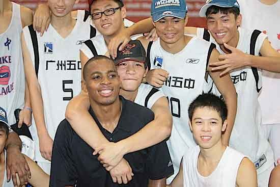 组图:奇才访广州五中 福耶受热捧_09中国行图