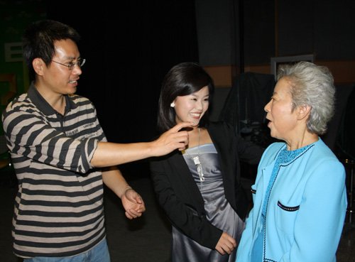 组图:中国第一个<em>女子</em>世界冠军做客<em>拷问</em>真相_访