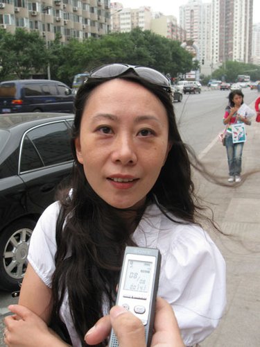 组图:陆幽为二审现身法院 潮人装扮心情大靓_